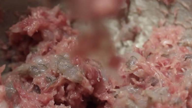 猪肉鲜虾烧麦,打肉,渐增加。虾碎成小块,肉会很棘手。