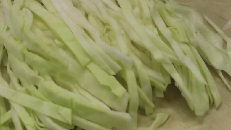 猪肉炒粉,将卷心菜(100克)切条。