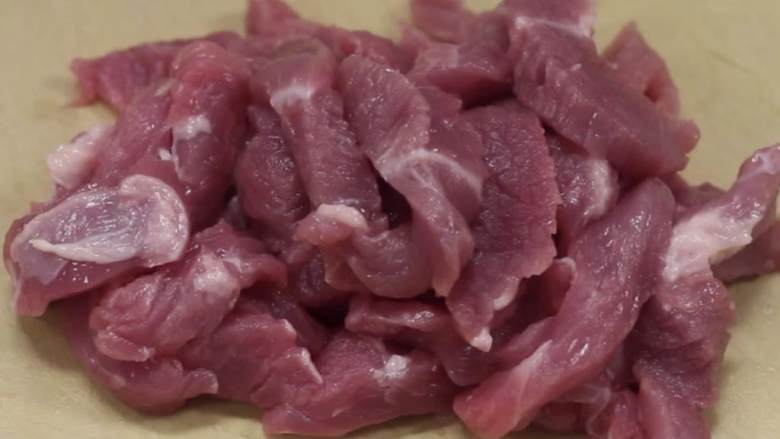 猪肉炒粉,把瘦猪肉(350克)切成细条。这会使肉质变嫩。