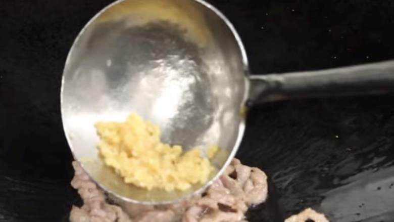 猪肉炒粉,加入蒜末炒香。