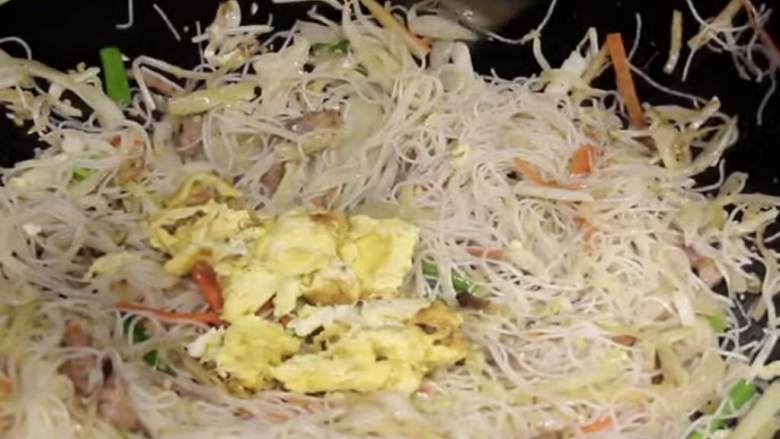 猪肉炒粉,将熟鸡蛋炒碎加回锅中。再煮30秒。加入蚝油(2)和芝麻油(1 1 / 2茶匙),再煮45秒到一分钟。