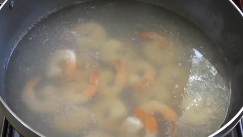 墨西哥虾肉鸡尾酒,将水煮沸。加入 鸡精(1 茶匙)搅拌。当水开始沸腾的时候,准备好冰水。