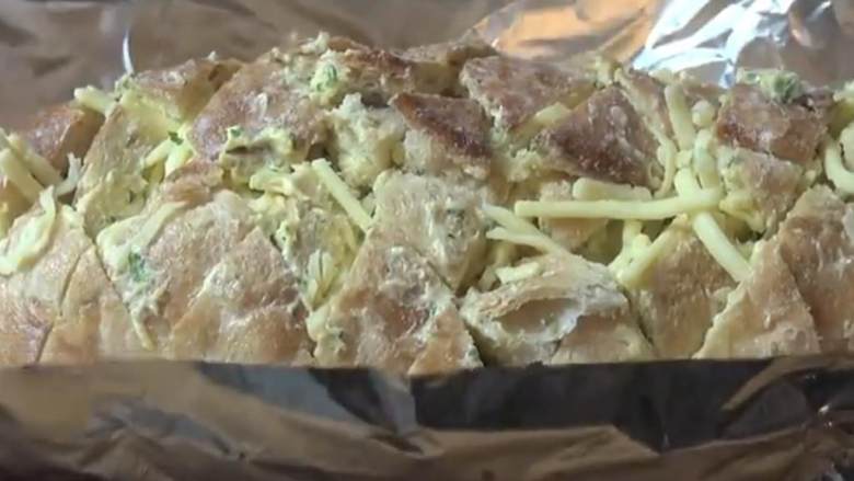 干酪大蒜面包,打开包装纸,再烤5分钟或者面包变得脆脆的,外面看起来金黄色即可。