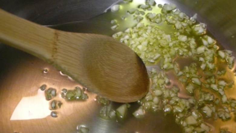 蒜米炒青菜,大蒜瓣切成末.