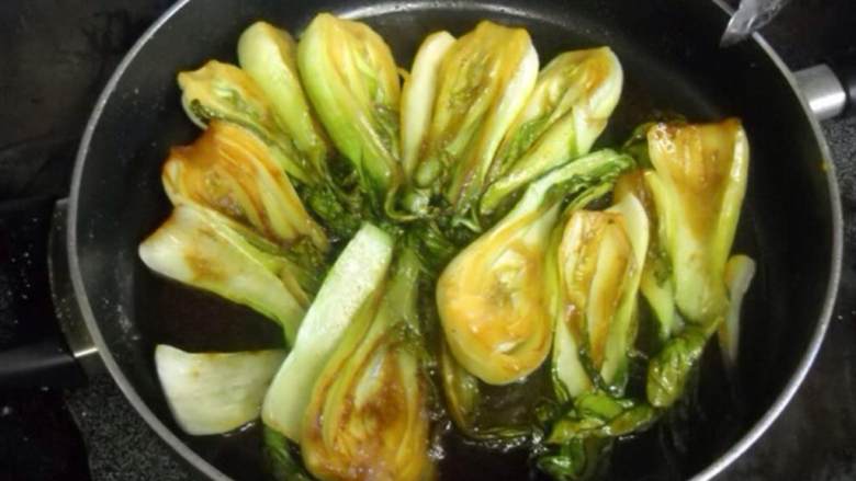 蒜米炒青菜,中火加热平底锅，倒入菜籽油(1 汤匙)， 油热后放入蒜末爆香。