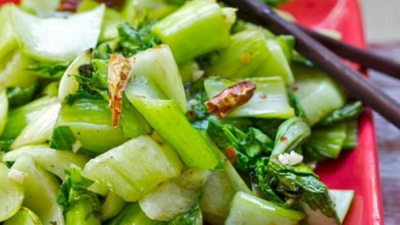 蒜米炒青菜,在锅中加入青菜，炒至叶片绿色部分变得翠绿，茎部变得稍微半透明。