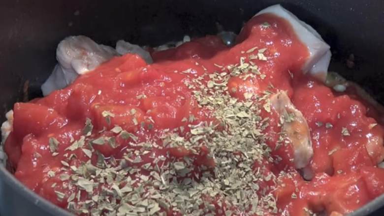 简单的鸡肉香肠烩饭,加入罐头西红柿(400克),干牛至(3汤匙)。最后加入鸡汤(2,1 / 2杯),好好搅拌。