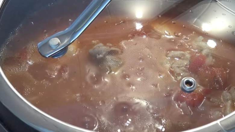简单的鸡肉香肠烩饭,把混合物煮沸。一旦沸腾,盖上锅盖,把温度降到低。用小火煮20分钟或直到米饭软糯,水分都被吸收。