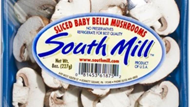 洋葱炒蘑菇,在另一个平底锅中加入剩余的黄油，中火加热至黄油融化后加入蘑菇翻炒，加入肉豆蔻, 干龙嵩叶, 盐和黑胡椒。