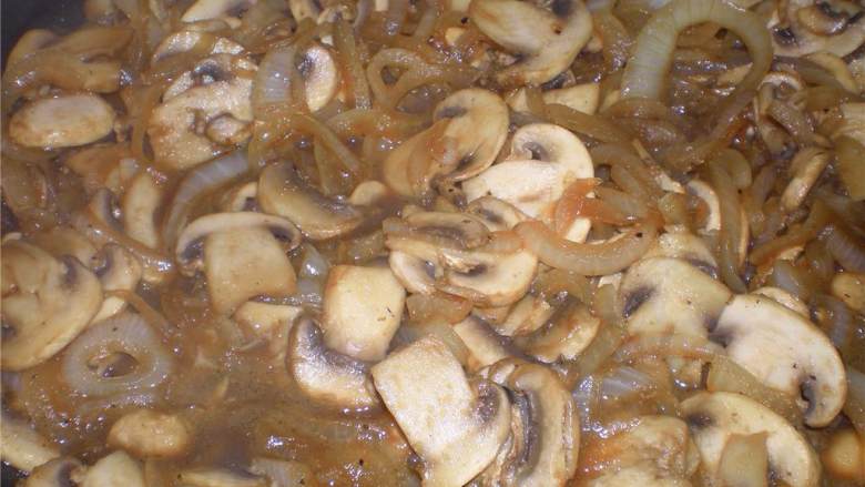 洋葱炒蘑菇,把炒好的蘑菇倒入洋葱的平底锅中，拌匀。关火，静置1-2分钟让两种食材的味道充分混合。尽情享用吧！