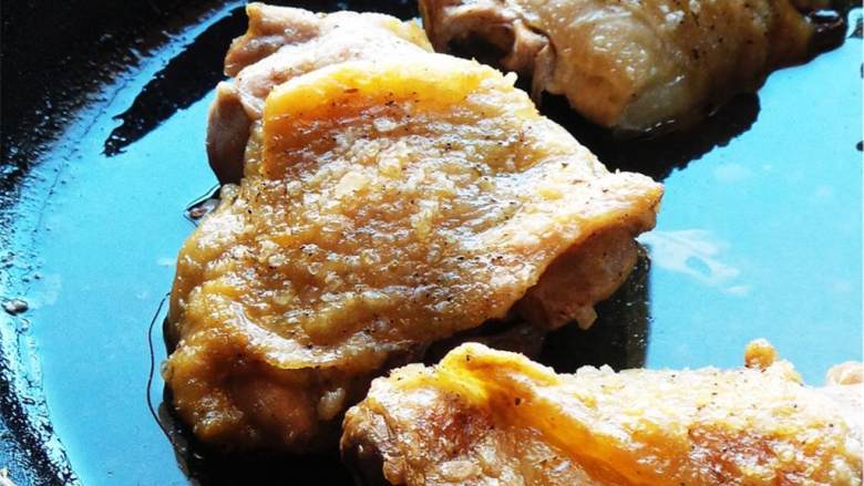 意大利黑醋汁烤鸡炖饭,烤箱预热到175度. 把带骨袋带皮的鸡腿肉(4)洗净擦干，涂上橄榄油(1 汤匙)，撒上盐和黑胡椒(适量)，和大蒜瓣一起放在烤盘上，入烤箱烤30分钟.