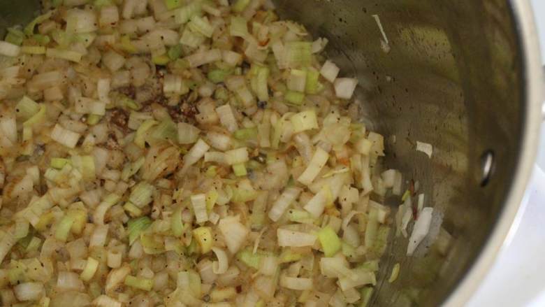 土豆韭菜配玉米,用大锅中低火加热, 加热培根 直至香脆。去掉培根的肥肉, 只留一汤匙在锅里。