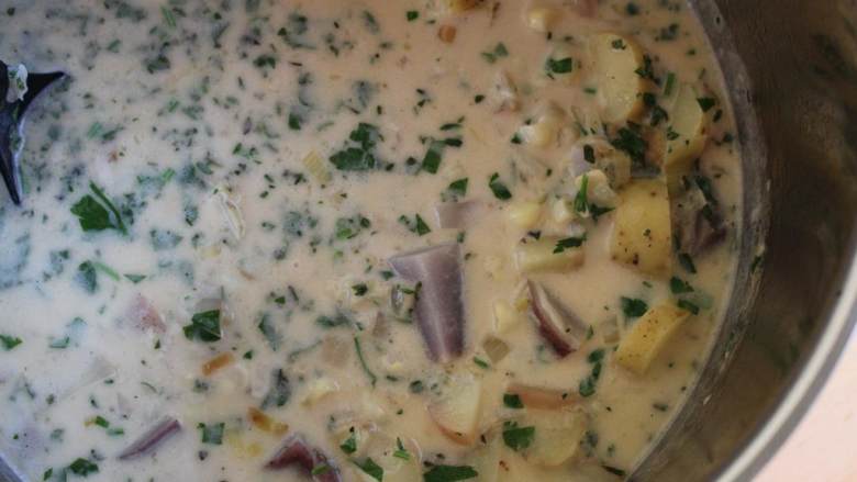 土豆韭菜配玉米,加入黄油(3 汤匙), 韭菜, 洋葱, 和盐。 将洋葱和韭菜炒10分钟至半透明状，不要焦。