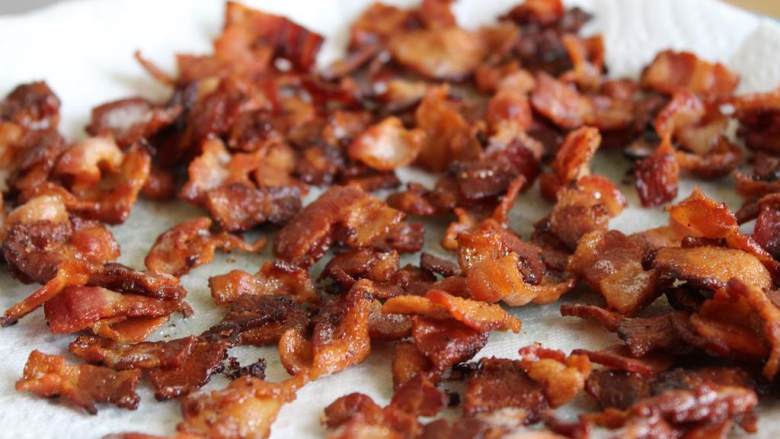 土豆韭菜配玉米,加入切碎的土豆，玉米, 鸡汤(1 磅), 将火调大，沸腾10分钟直至土豆酥软，筷子可以戳下去。