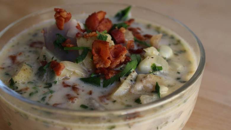 土豆韭菜配玉米,关火，加入重奶油(1 杯)。搅拌， 撒上新鲜香草, 盐(适量) 胡椒(适量), 切碎的干辣椒 以及适量特级初榨橄榄油(适量)。 撒上培根。