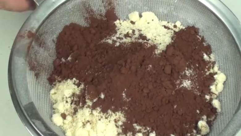 Nutella巧克力马卡龙,糖粉, 扁桃仁粉, 黑可可粉过筛后搅拌均匀。