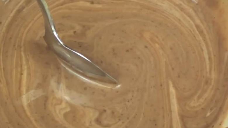 Nutella巧克力马卡龙,同时,在大碗中加入厚奶油(乳脂含量36-40%), 巧克力, Nutella巧克力酱(3 汤匙),微波30秒,拿出搅拌,继续微波,直到完全融化。放在冰箱里45分钟,每15分钟搅拌一下。