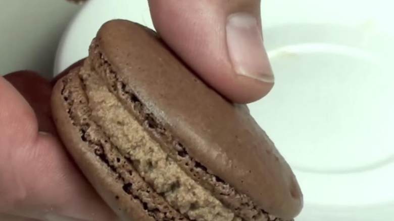 Nutella巧克力马卡龙,在半块冷却的马卡龙上挤上夹心,再铺上另一半,享用吧!