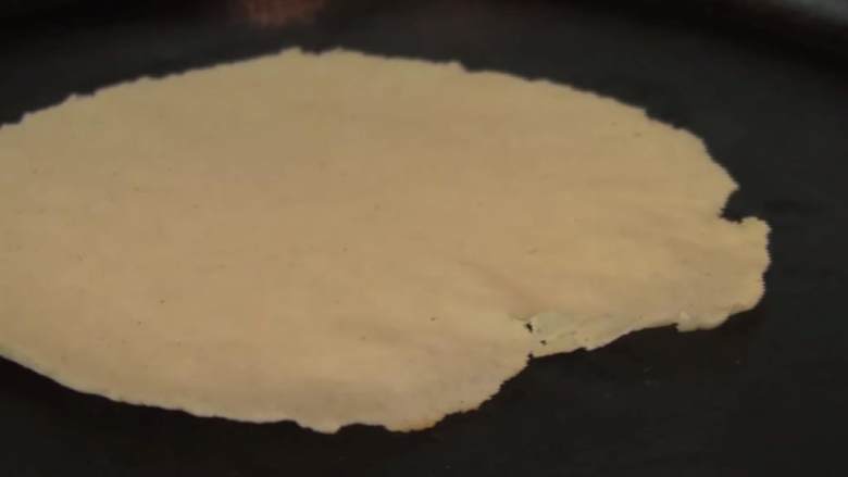 自制玉米饼,用中火加热铁锅。把玉米饼贴到锅的边缘,慢慢地开始鼓起。翻转,再煮1到1分半钟。从火上移开,其余的面团此动作重复。好好享用吧!