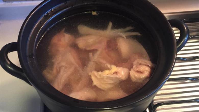竹笋炖鸡汤,在砂锅里放水,加入鸡肉块,高火煮到水沸腾.