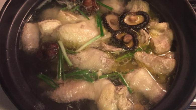 竹笋炖鸡汤,加入泡发的香菇,姜,葱和红枣。