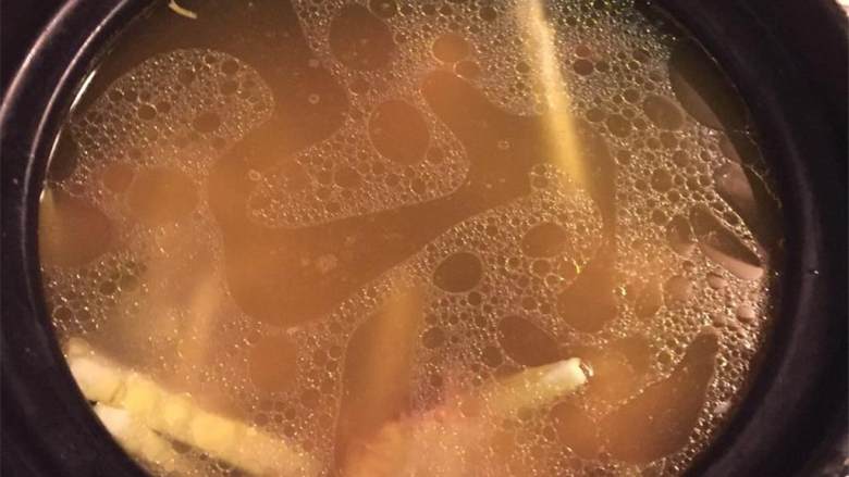 竹笋炖鸡汤,加入竹笋,盖上盖子用小火再煮30分钟。