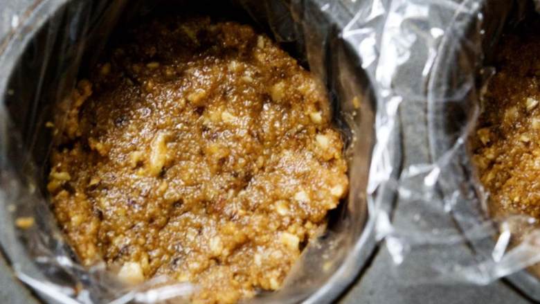 核桃摩卡迷你派,将焦糖核桃 切碎,倒入消化饼干碎末中。