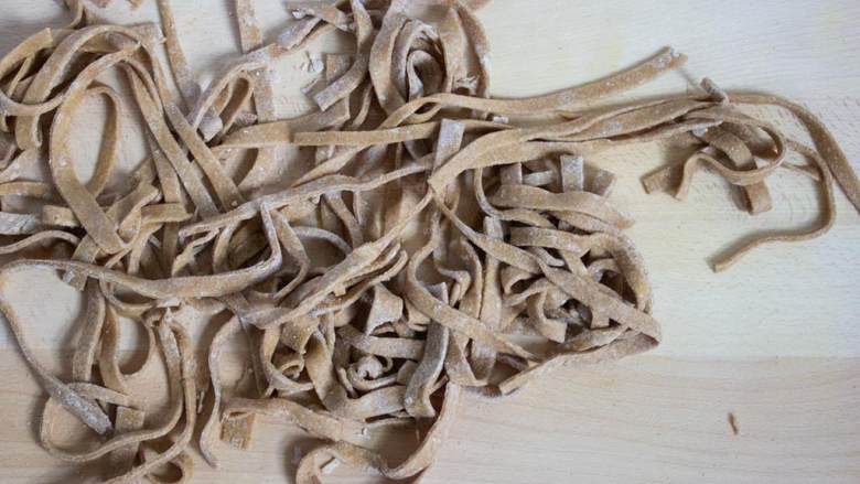 自制全麦意面(不用意面机),重复动作直到所有的面团都变成细条。讲剩下的面团擀平,同样切成细条。