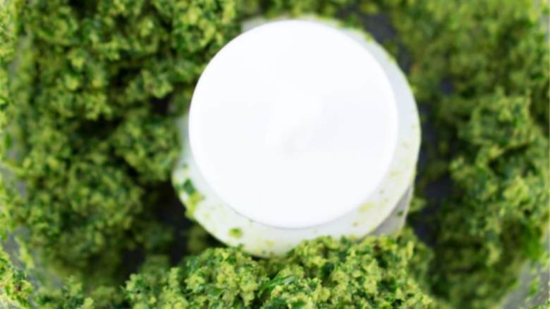 核桃酱意面,在煮意大利面的时候将核桃碎和大蒜瓣放入食物料理机,搅拌P30 秒。搅拌好的质地有点像湿沙子。