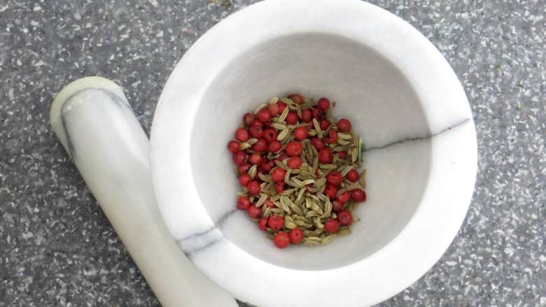 干草烤鸡,在研磨器皿里轻轻挤碾碎红花椒(1 茶匙)和茴香种子(1茶匙)。把新鲜迷迭香(1 汤匙)和新鲜百里香(1汤匙)切碎。大蒜切丁(2)。