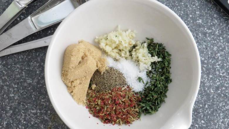 干草烤鸡,在一个小碗里放入粗磨黑胡椒(1 茶匙),粗盐(1茶匙),红糖(1 1/2汤匙),迷迭香和百里香,碎红花椒、茴香籽,和蒜蓉。