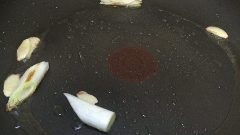 鳕鱼肉松寿司,平底锅倒入少许油,放入姜葱煸香,留底油,葱姜不要