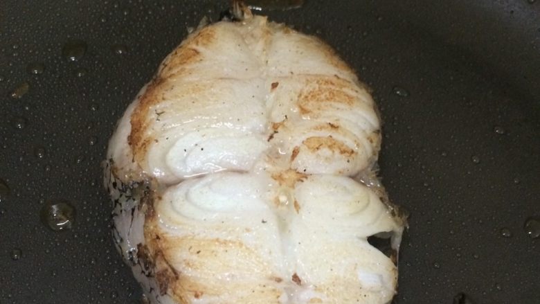 鳕鱼肉松寿司,银鳕鱼放入锅中中小火香煎,一面定型后再翻面,煎至金黄熟透取出