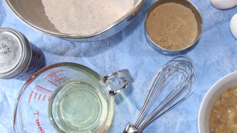 烤香蕉甜甜圈,将红糖，鸡蛋(2)，捣碎的香蕉，香草精(2)和芥籽油(1/2 杯)混在一起，和刚刚准备好的材料混在一起，不断搅拌直到混合在一起就好。