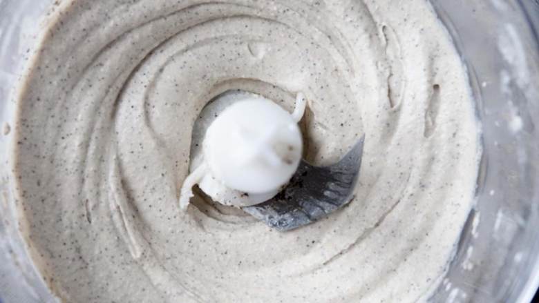 咖啡Ricotta芝士甜点,在搅拌器里倒入厚奶油 (200 毫升)、Ricotta芝士 (250 克)、浓缩咖啡、咖啡粉、香草荚酱。