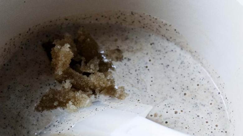 咖啡Ricotta芝士甜点,倒进炖锅里。