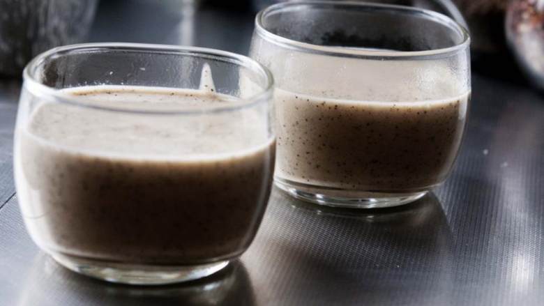 咖啡Ricotta芝士甜点,稍微煮开以后，从炉灶上拿下来，倒进果冻胶混合物。搅拌到果冻胶溶解为止。