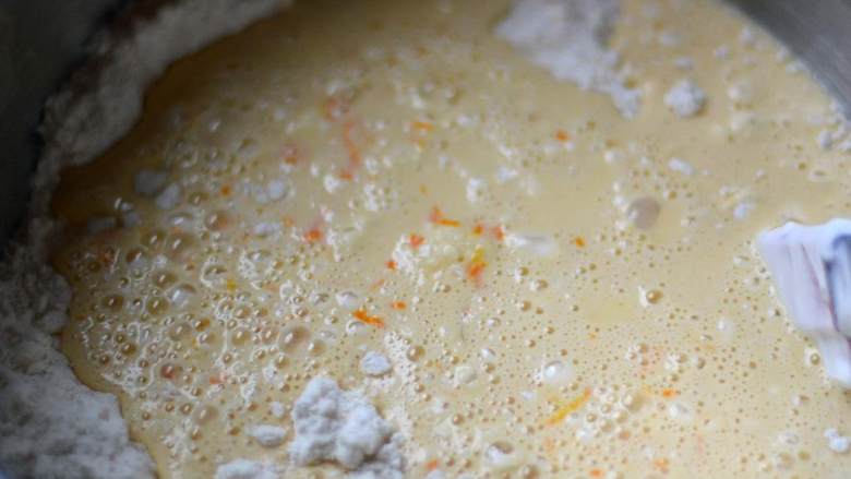 蔓越莓橙子核桃面包,把无盐冷冻黄油切碎倒入面粉中搅拌，直至变成豌豆大小的颗粒的粗粉。