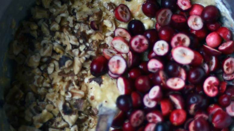 蔓越莓橙子核桃面包,在中号碗里倒入橙皮、橙汁、鸡蛋(2)、酸奶油、香草搅拌。再倒入混合后的面粉搅拌均。