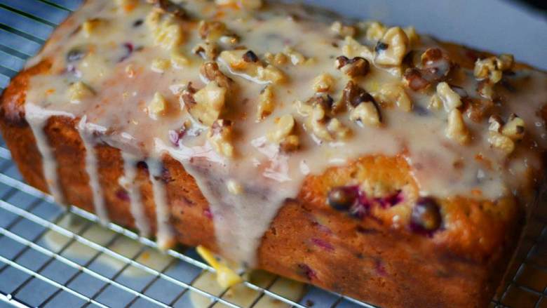 蔓越莓橙子核桃面包,待面包冷却后，把糖粉、橙皮、烤核桃仁倒在一起搅拌，搅拌时每次加入一汤匙橙汁 ，以便调制成喜欢的浓稠度。