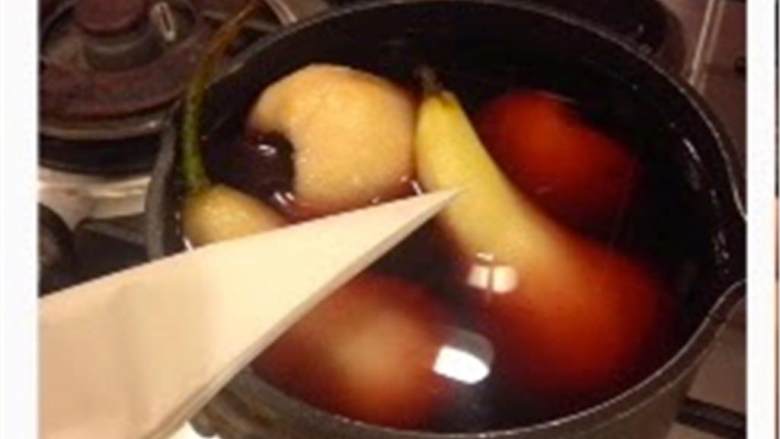 红酒梨,把干红葡萄酒(1 杯)、水(1杯)、糖(3汤匙)和甜胡椒(1 茶匙)倒在一壶中。梨(4)去皮但保持柄的完好无损。把梨放入红酒中,放在炉子上加热至沸腾。