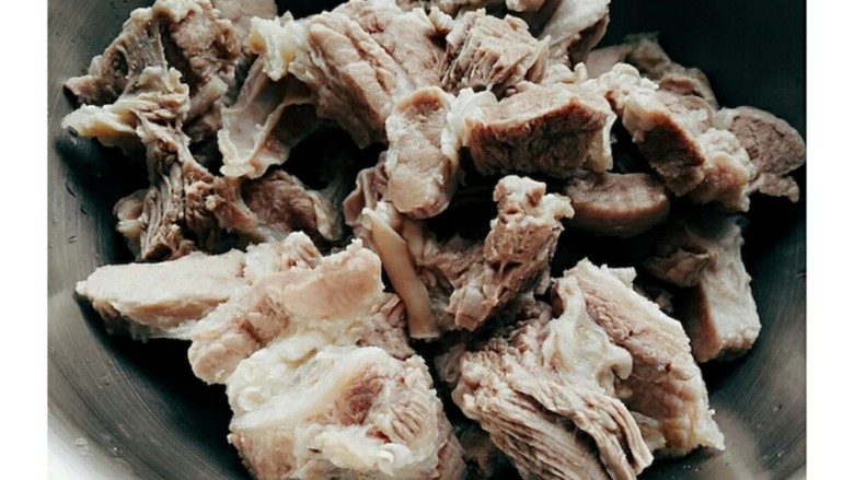 番茄牛腩,然后用清水把锅里煮过的牛腩洗干净,一定要把牛腩上的血沫及絮状物洗干净,不然煮出的肉汤会很混浊,牛腩也会腥。
