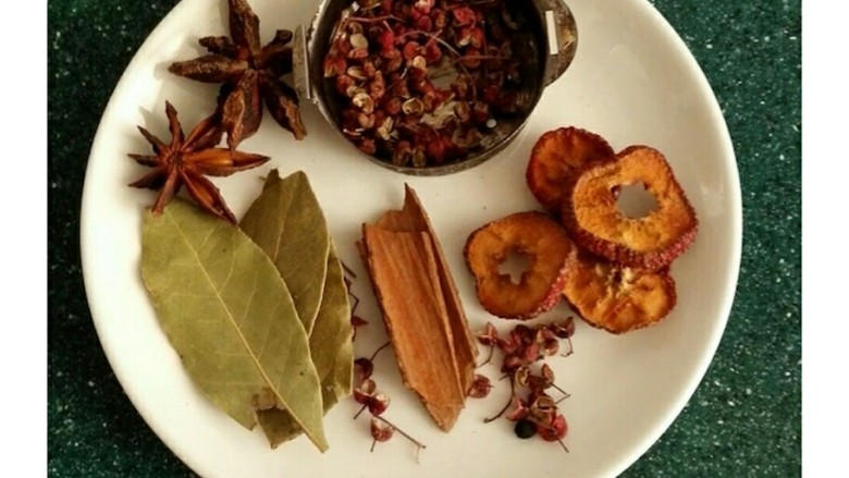 番茄牛腩,往料盒里加入桂皮、<a style='color:red;display:inline-block;' href='/shicai/ 700'>花椒</a>、香叶、<a style='color:red;display:inline-block;' href='/shicai/ 695'>八角</a>放入锅里，再放几片山楂片，煮牛肉时放入山楂片肉容易煮的软烂。