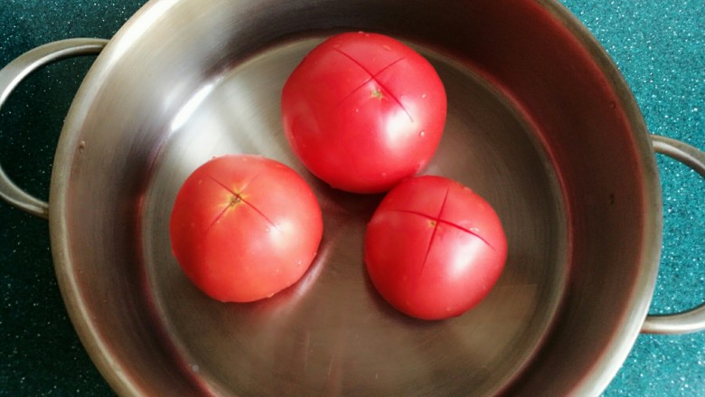 番茄牛腩,<a style='color:red;display:inline-block;' href='/shicai/ 59'>番茄</a>上切十字花刀。