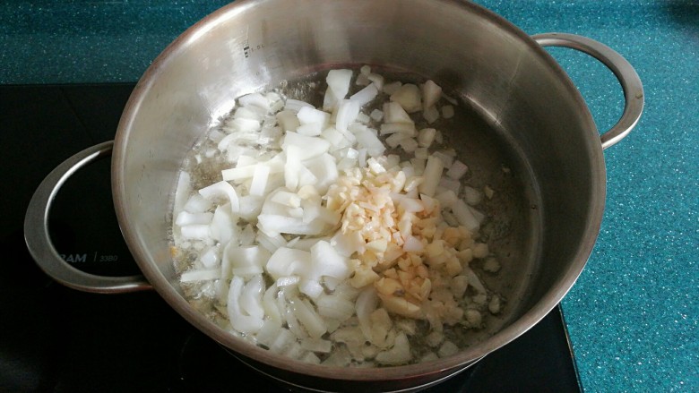 番茄牛腩,锅里放油,加入<a style='color:red;display:inline-block;' href='/shicai/ 2573'>圆葱</a>大蒜碎翻炒。