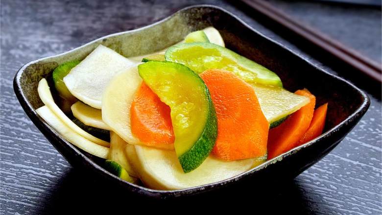日式腌菜(渍物),冷藏保存。与米饭搭配着吃。请享用!