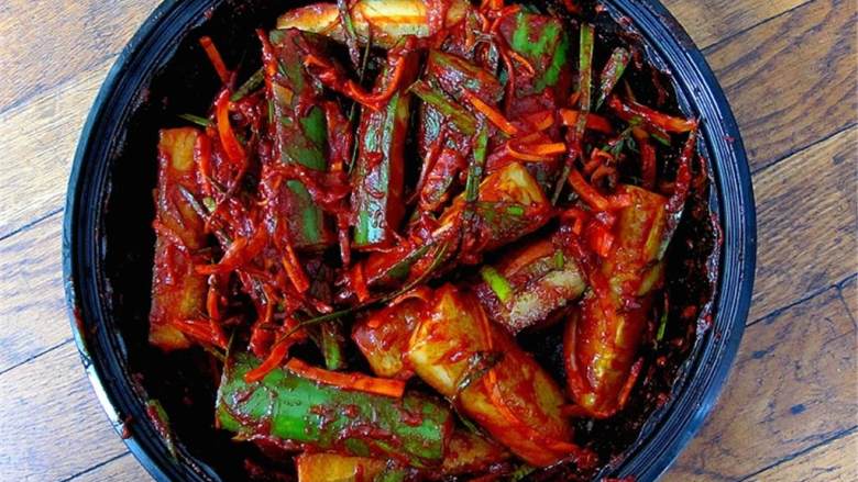 简易黄瓜泡菜(超辣!),可以直接吃,也可以静置几小时以后待蔬菜变软,口味更调和以后再吃。