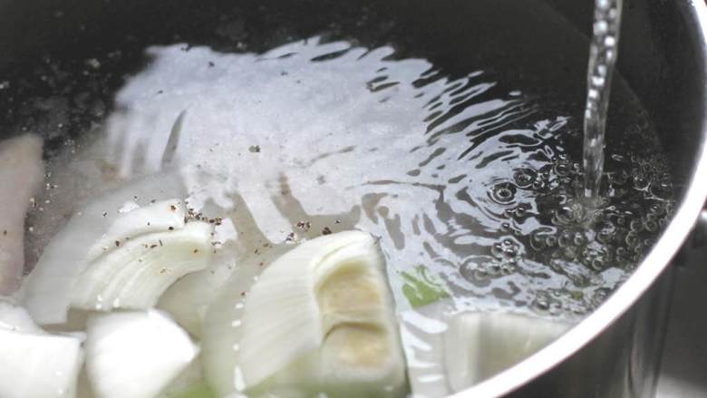 鸡肉意面,洋葱 对半切。