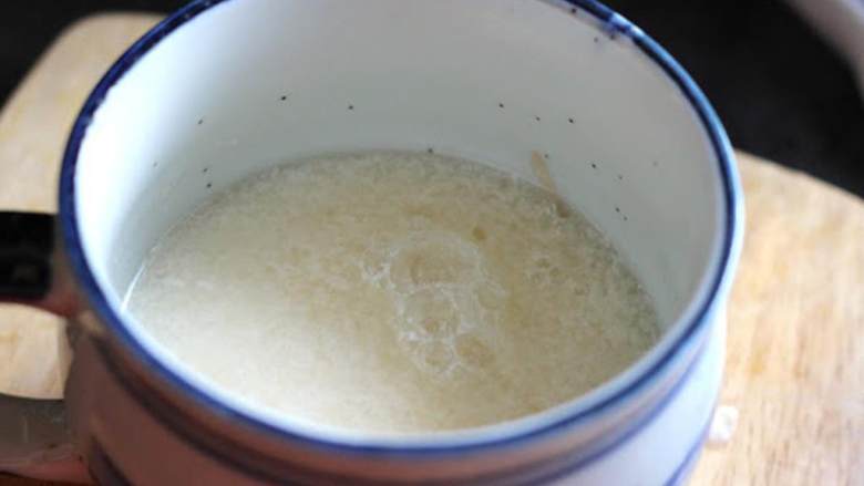 小草莓派,在碗里倒入牛奶 和醋,放进冷柜里冷藏。
