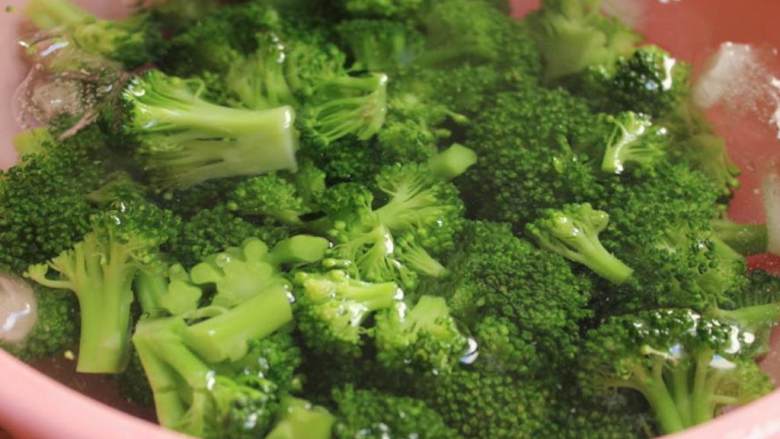 鸡肉花椰菜奶油通心粉,用漏勺将西兰花盛出,放进冰水里。